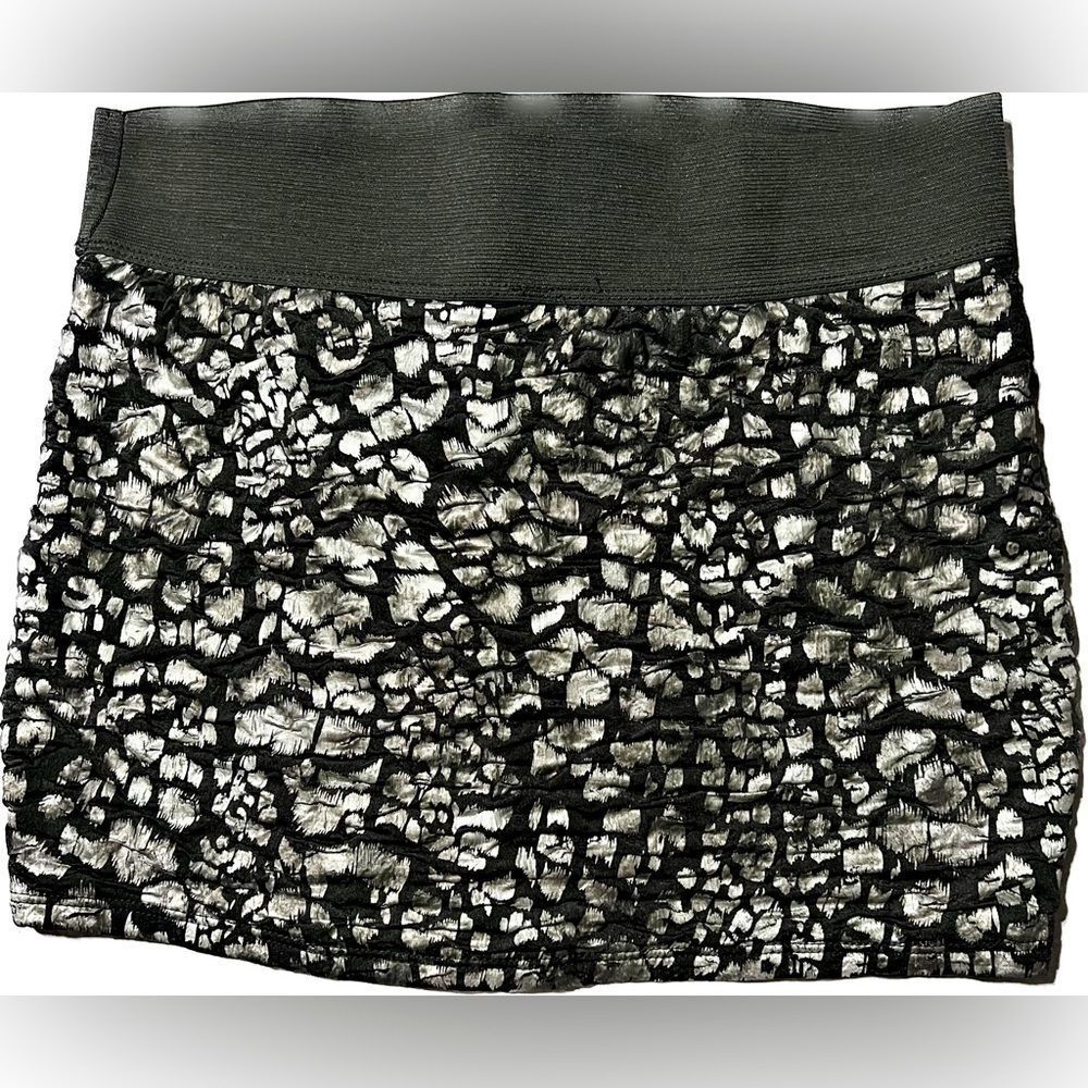 3 FOR $15 🙌🏼 Small Metallic foil pull on mini skirt by Topia black, silver, gray